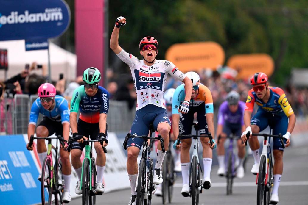 El francés Paul Magnier celebra su victoria en la primera etapa del Giro de Italia que tiene a tres corredores colombianos en el pelotón (Egan Bernal, Santiago Buitrago y Éiner Rubio). FOTO GETTY 