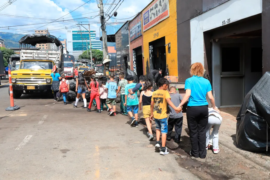 Mateo y otros niños y niñas son protegidos por la fundación en la jornada contraria a la escolar. Hacen actividades pedagógicas, recreativas y culturales en distintos espacios. FOTO Esneyder Gutiérrez