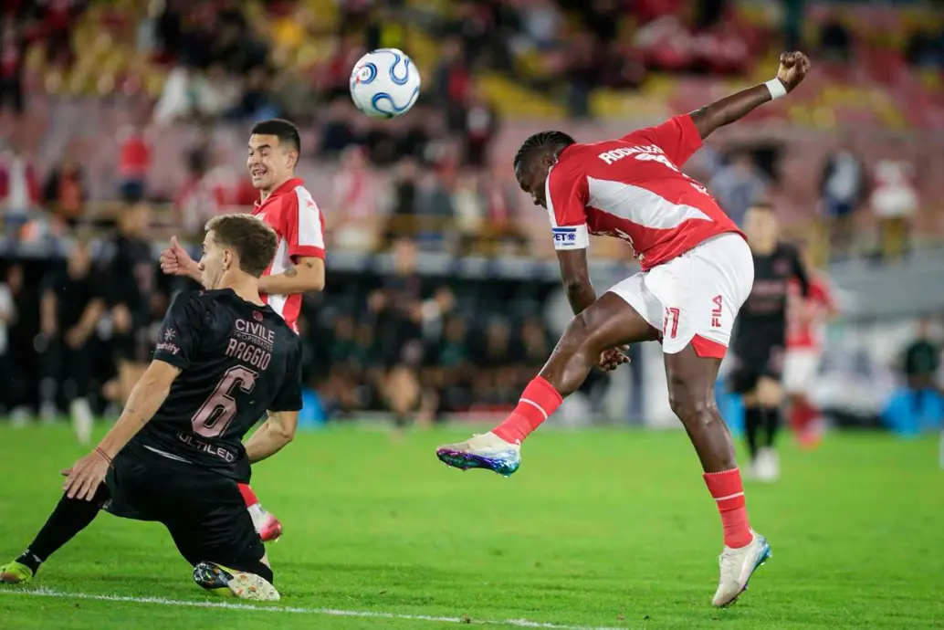 Hugo Rodallega con este remate le dio la victoria a Santa Fe 2-1 ante Platense en el estadio El Campín. FOTO COLPRENSA 