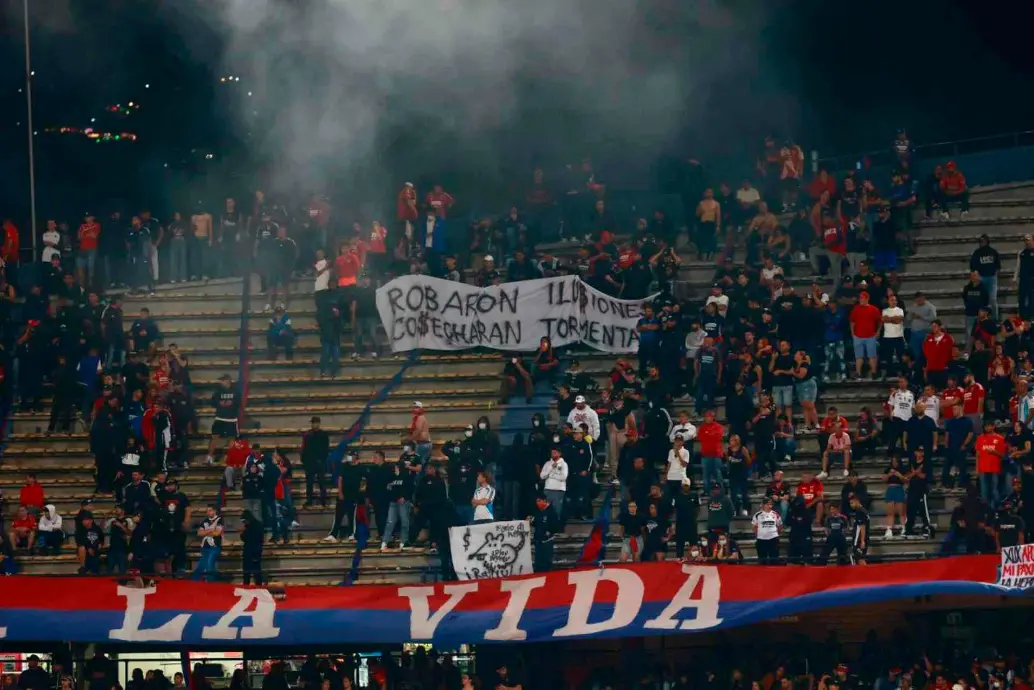 Los disturbios y problemas vividos en la tribuna norte del estadio Atanasio Girardot, entraron a formar parte de los hechos de violencia que se han presentado en la historia de la Copa Libertadores. FOTO MANUEL SALDARRIAGA