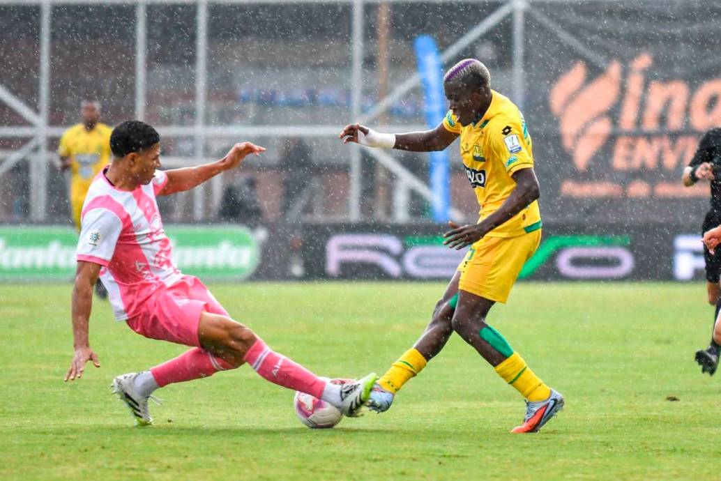 Con su triunfo a domicilio 1-2 ante Envigado, el Bucaramanga asumió el liderato de la Liga Beplay con 27 puntos. FOTO COLPRENSA 
