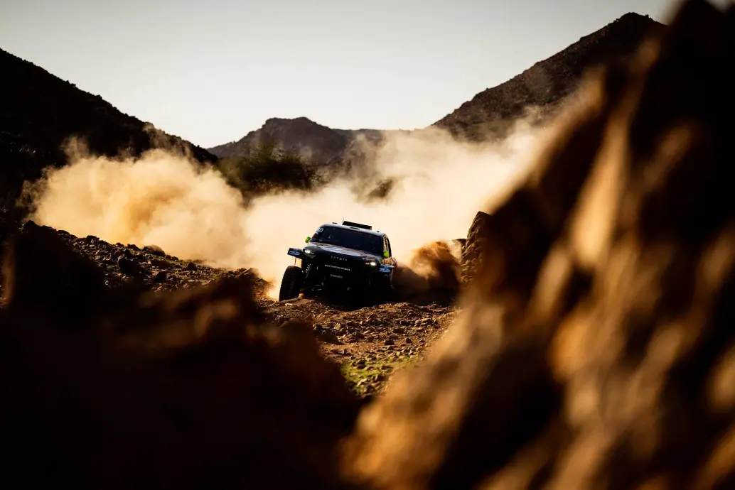 Este sábado arranca la edición 48 de Rally Dakar, la competencia de autos y motos que atrae la atención del mundo por su dureza y calidad de sus competidores. FOTO: Tomada de X @dakar