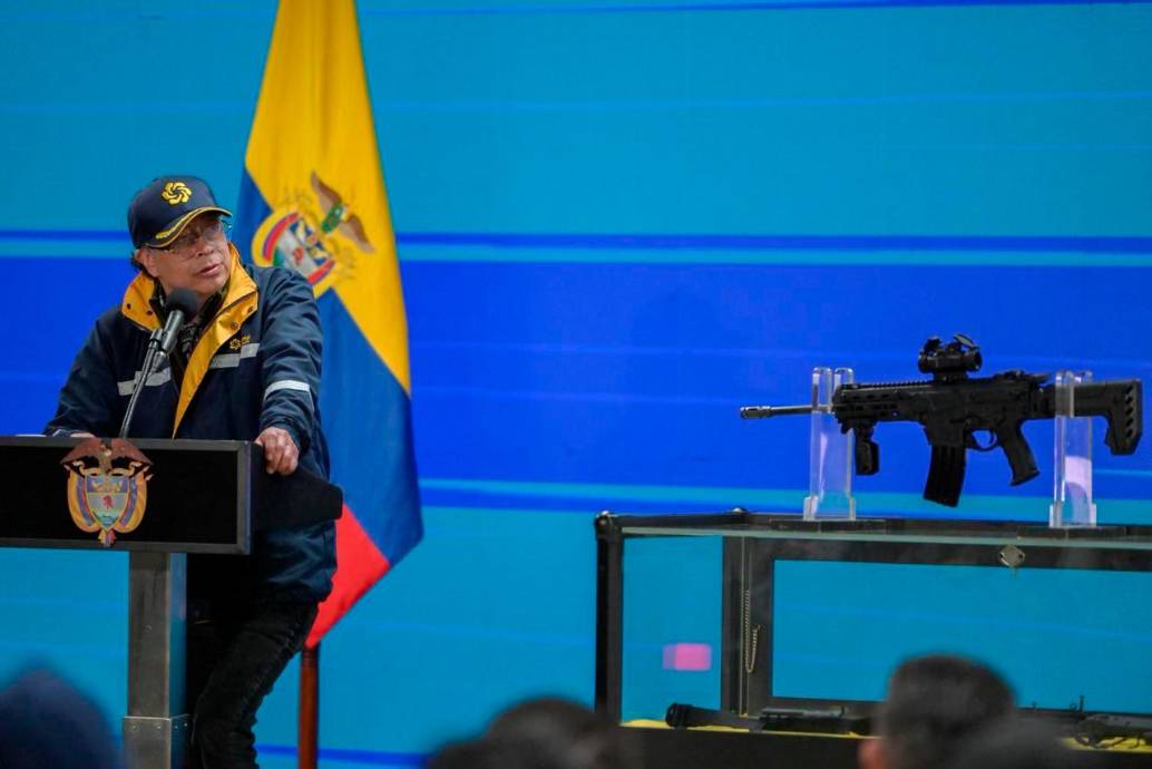 El presidente Gustavo Petro junto al fusil Jaguar, durante la presentación oficial en Soacha, Cundinamarca, el 8 de mayo de 2026. FOTO: CORTESÍA MINDEFENSA.