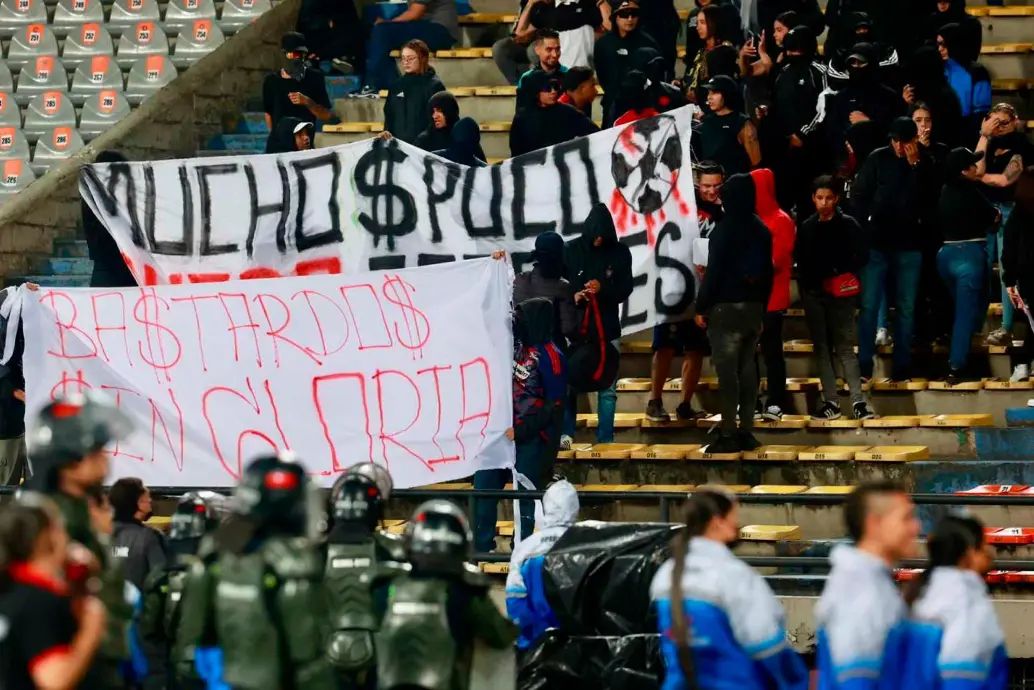 Además de prender bengalas los aficionados mostraron pancartas con mensajes fuertes, no solo contra los dirigentes y jugadores sino contra Fifa, Conmebol, Dimayor y otras entidades. FOTO MANUEL SALDARRIAGA