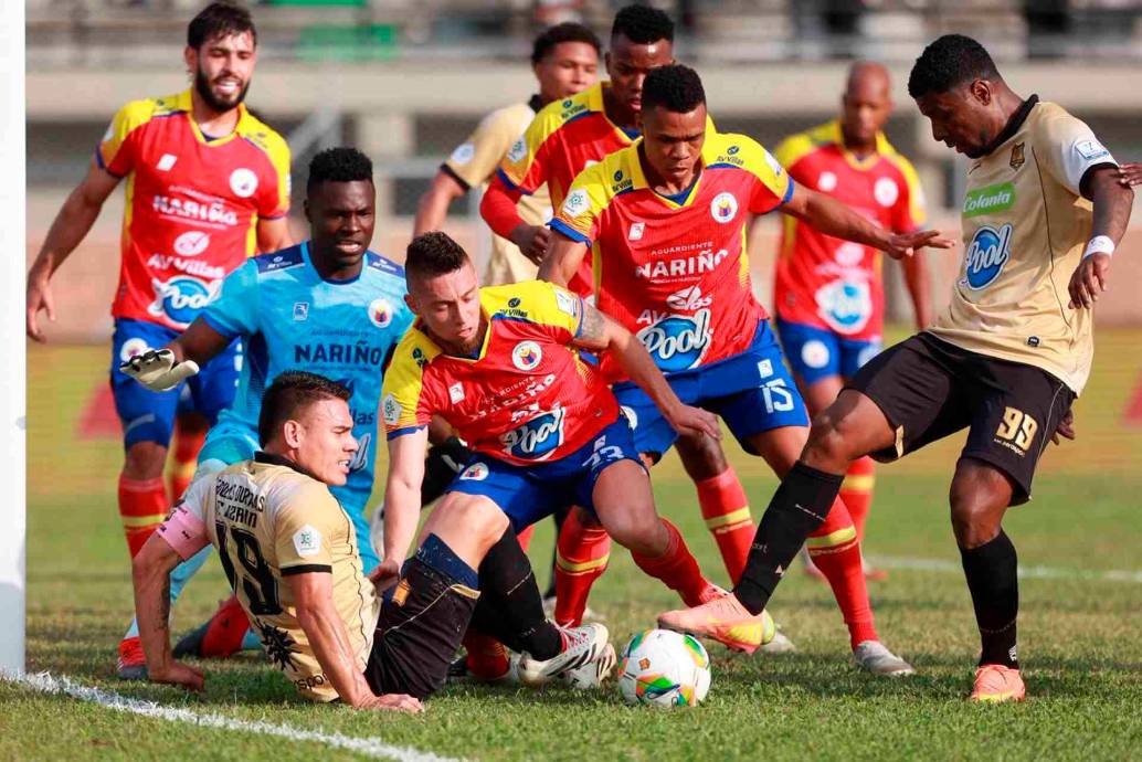 El estreno de Águilas Doradas como local en el estadio Cincuentenario no fue tan feliz, a pesar del amplio acompañamiento de los hinchas, perdió ante Pasto. FOTOS MANUEL SALDARRIAGA