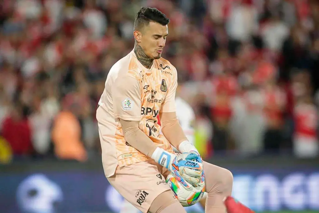 El arquero uruguayo, Cristopher Fiermarin, fue una de las figuras del cuadro Pijao en la victoria como visitante ante Santa Fe. FOTO COLPRENSA 
