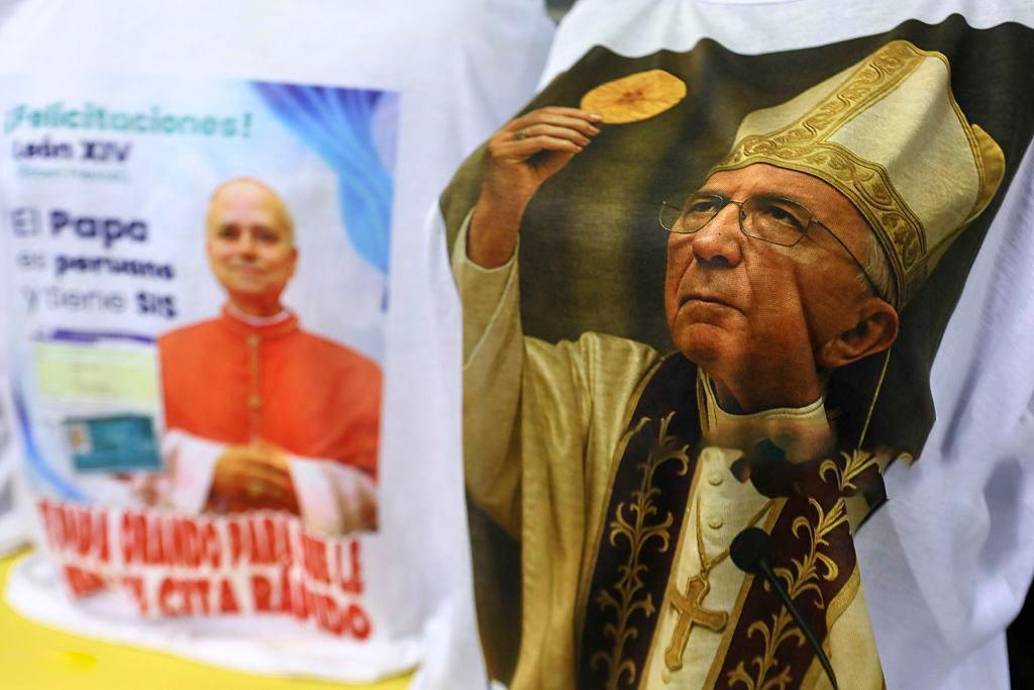 En el centro comercial Gamarra de Perú ya se venden por montones las camisetas del papa. FOTO GETTY. 