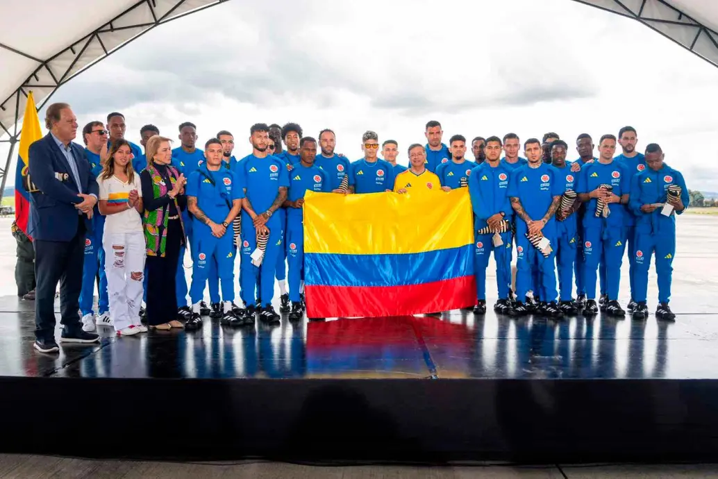Los jugadores, el cuerpo técnico y Ramón Jesurun, presidente de la Federación Colombiana de Fútbol, junto al presidente Gustavo Petro en la entrega de la bandera al equipo, antes de viajar al Mundial de Norteamérica. FOTO PRESIDENCIA 