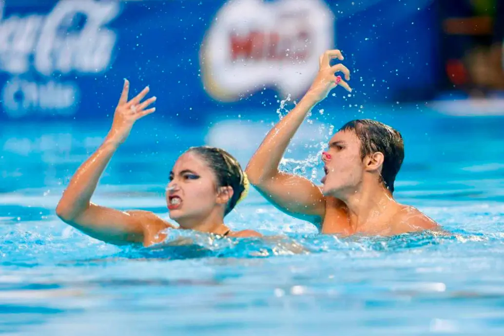 Los colombianos Natalia Jurado y Nicolás Tascón en acción en la prueba del dúo libre mixto en el Panamericano de Natación Artística que se disputa en Chile. FOTO: Tomada de X @PanamSports
