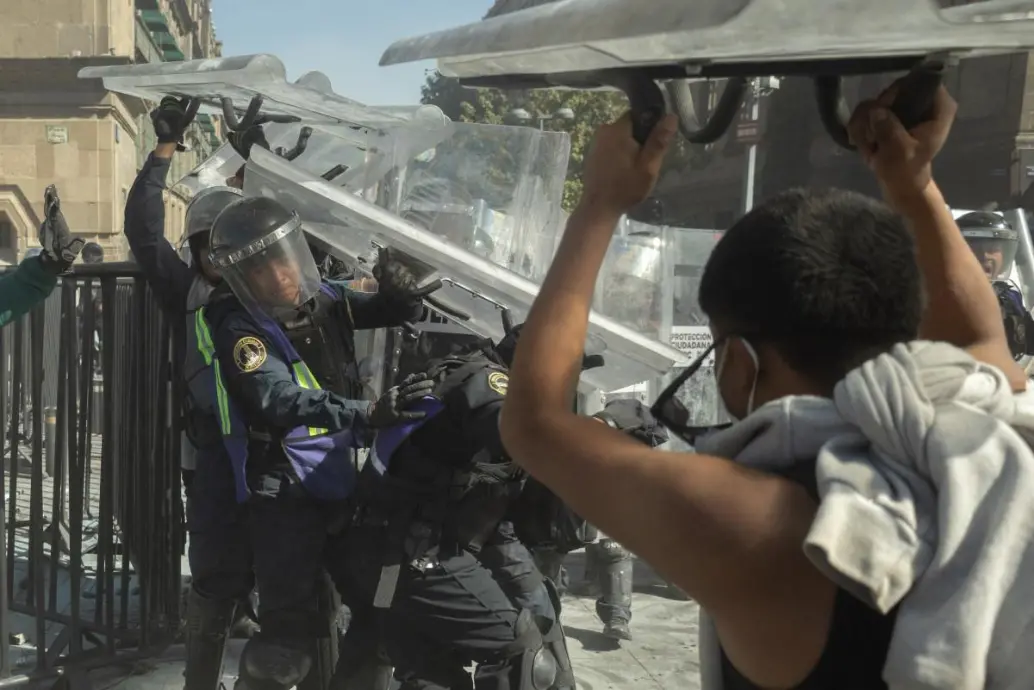 Manifestantes se enfrentaron con la policía antidisturbios en una protesta contra el gobierno de la presidenta de México, Claudia Sheinbaum, en la Plaza del Zócalo de la Ciudad de México. FOTO: Eva Fonseca. Agencia AFP