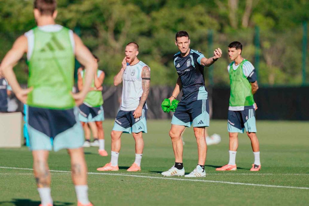 El técnico Lionel Scaloni está tranquilo y dijo en rueda de prensa que todos los jugadores están a disposición para actuar en el Mundial de Norteamérica. FOTO TOMADA X@Argentina
