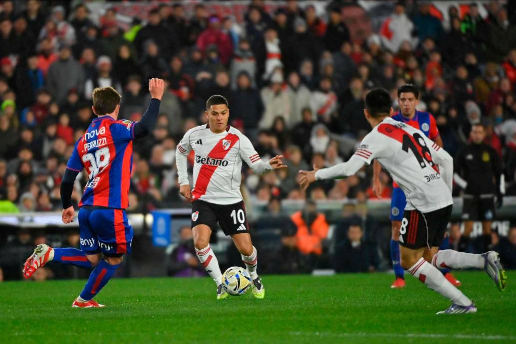 Juan Fernando Quintero en acción, en su tercera era con River Plate. FOTO TOMADA X @RiverPlate