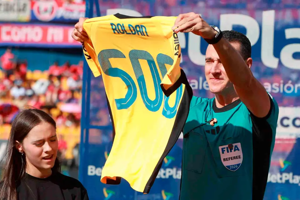 El árbitro antioqueño Wílmar Roldán recibió un homenaje en el estadio Atanasio Girardot, por el registro de 500 partidos en la liga profesional. FOTO MANUEL SALDARRIAGA