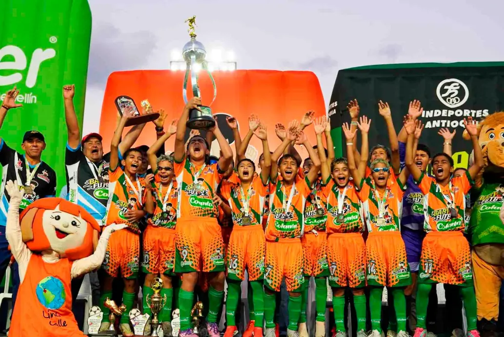 Los jugadores de Arauca celebran el título del Babyfútbol que cerró su edición 41 este viernes en la cancha Marte 1. FOTO CORTESÍA LOS PAISITAS