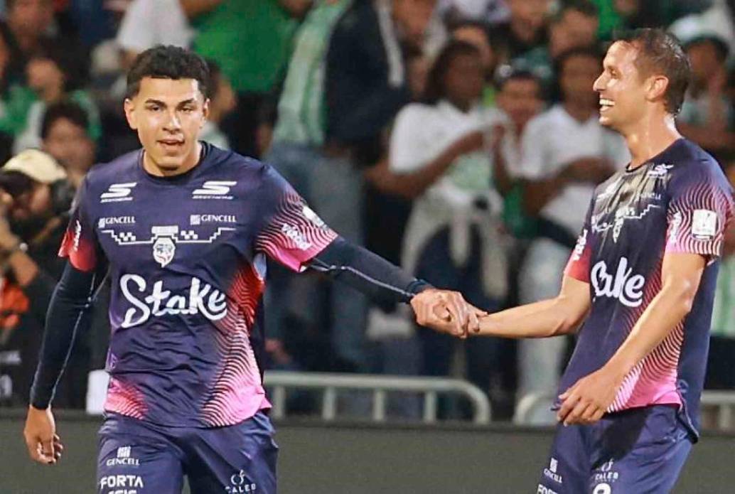 Emilio Aristizábal celebra con Andrés Ricaurte uno de sus goles con Fortaleza, el semestre pasado. FOTO MANUEL SALDARRIAGA