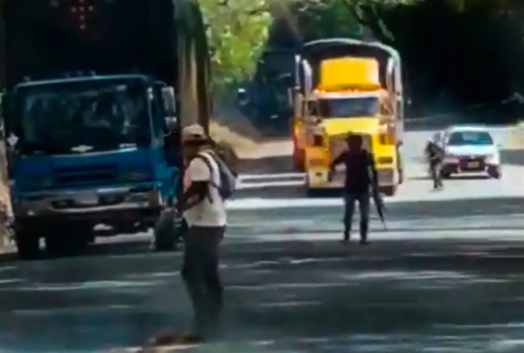 El momento en el que algunos integrantes del Frente Carlos Patiño, con armas largas, hicieron el retén ilegal en la vía Panamericana. FOTO: CAPTURA DE VIDEO