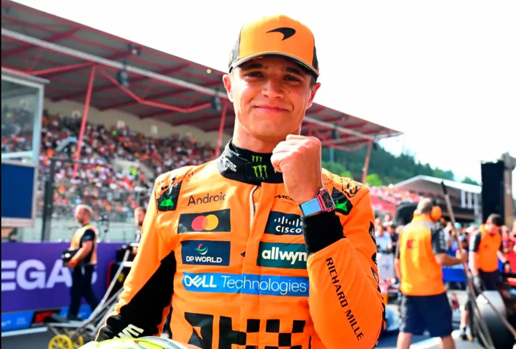El piloto británico Lando Norris celebra su <i>pole position</i> para el Gran Premio de Bélgica de Fórmula 1, que se disputa este domingo. FOTO TOMADA X@F1