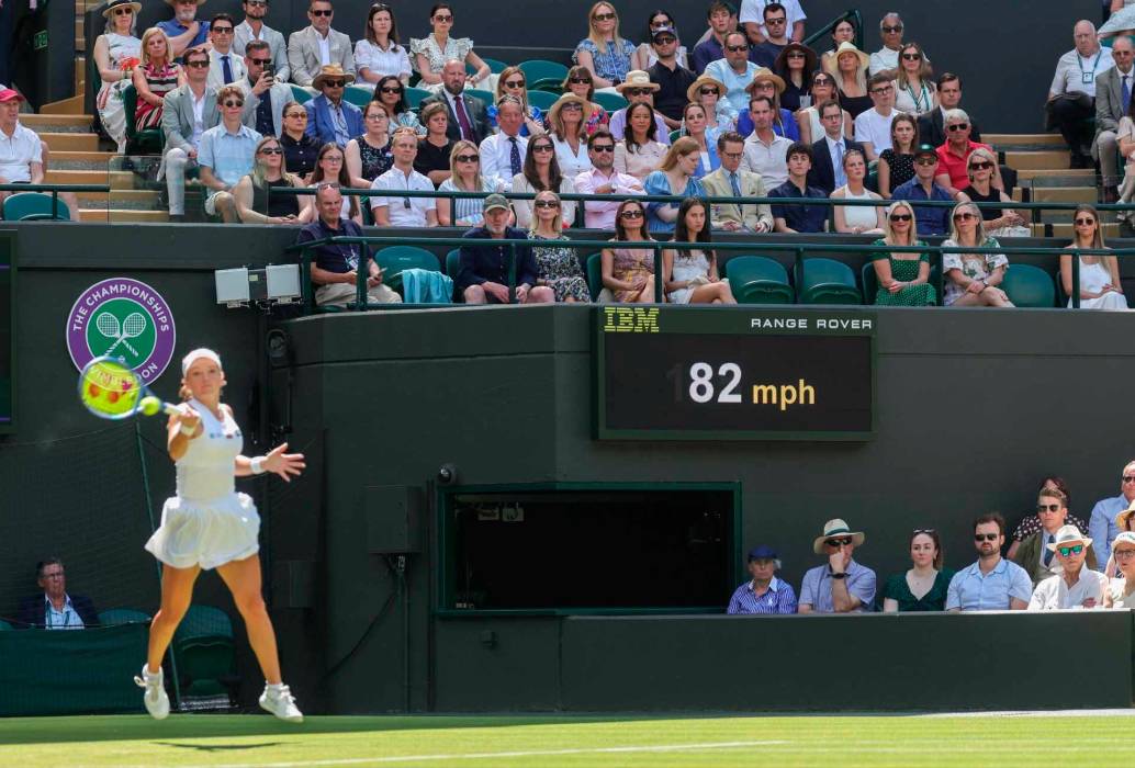 Los aficionados del tenis en Wimbledon no han podido despegarse del Mundial de Norteamérica y en medio de los juegos, se ha escapado una que otra celebración de gol. FOTO TOMADA X@WIMBLEDON 