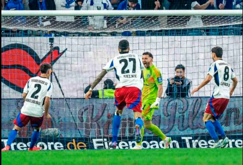 Los jugadores de Hamburgo celebran la goleada y el regreso a la Bundesliga, tras siete años. FOTO TOMADA X@Santulo_Usa75