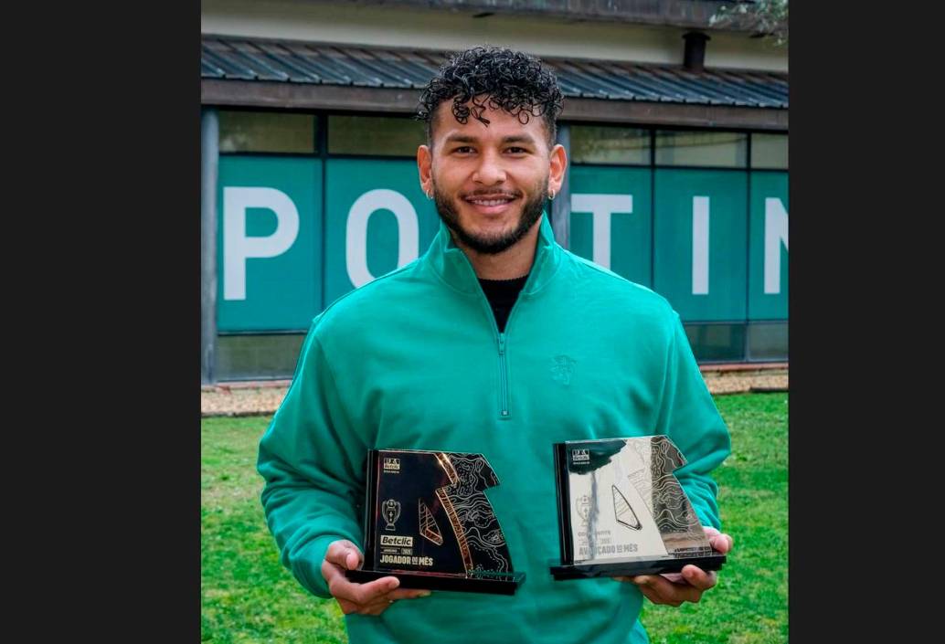 El delantero colombiano Luis Javier Suárez recibió los dos trofeos que lo exaltan como el Delantero y el Jugador del mes en Portugal. FOTO TOMADA X@SportingCP