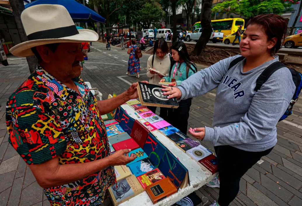Heriberto Piedrahíta vende libros en la acera del edificio Gualanday, subiendo hacia el Mimos de La Playa. Instala el negocio antes de las 7:00 y extiende los libros uno tras otro a la vista de los transeúntes. FOTOS<b><span class="mln_uppercase_mln"> Manuel Saldarriaga</span></b>
