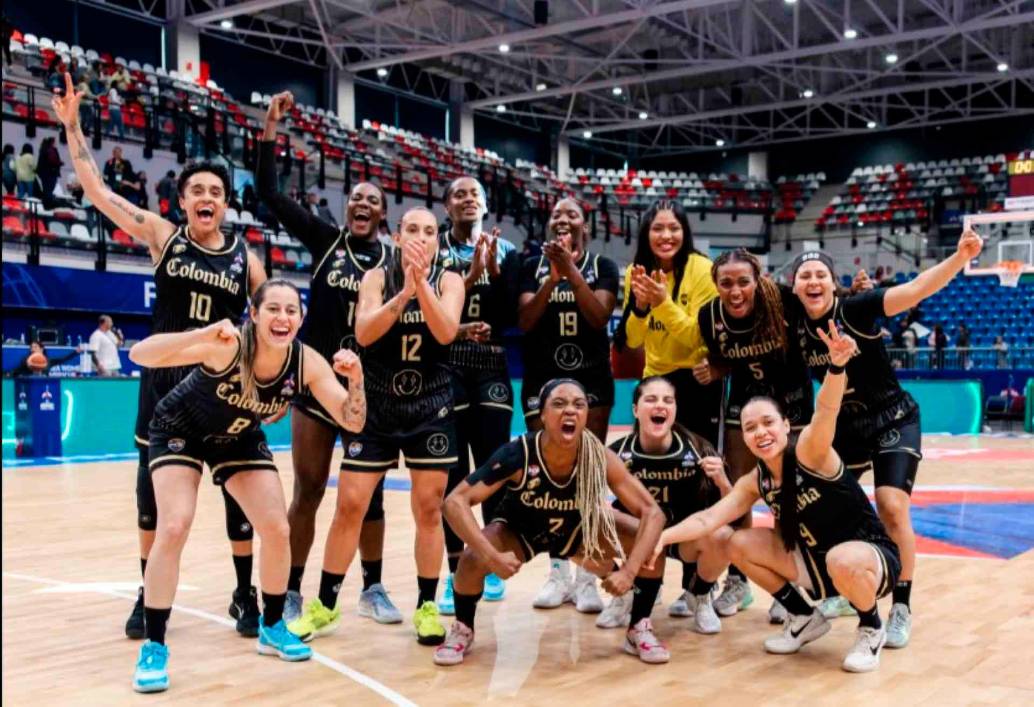 Esta es la Selección Colombia femenina, categoría mayores, que alcanzó el cupo al premundial que se disputará en 2026. FOTOS CORTESÍA FIBA