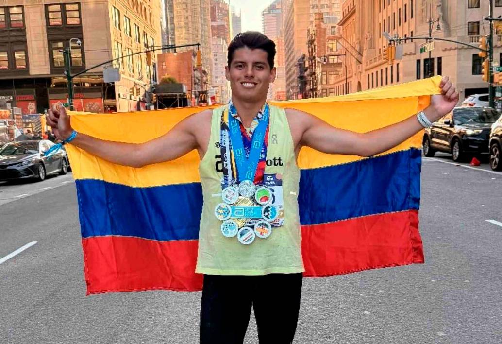 Martín al cumplir con la Maratón de Nueva York celebró con su familia y la bandera tricolor la hazaña de los 7-1, siete maratones en un año. FOTO CORTESÍA 