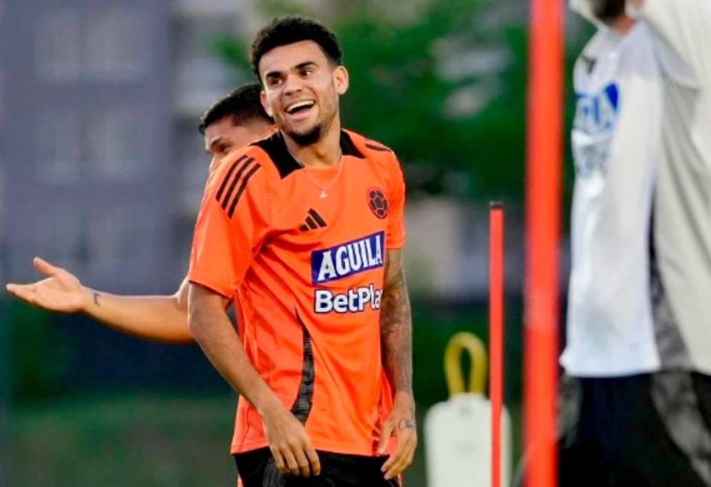 Luis Díaz quien estará ausente ante Perú por acumulación de amarillas, fue uno de los que más disfrutó con el banderazo de los hinchas en Barranquilla. FOTO FCF