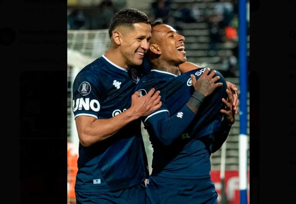 El antioqueño Sebastián Villa celebra su gol con Independiente Rivadavia en la Copa Libertadores ante La Guaira de Venezuela. FOTO TOMADA X@CSIRoficial