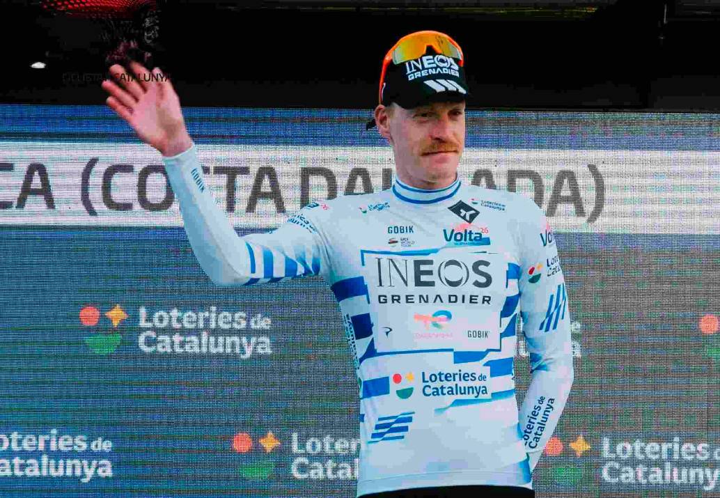 El ciclista francés <b>Dorian Godon </b>ceebra su triunfo en la tercera etapa de la Volta a Cataluña, en la que además es el líder. FOTO: Tomada de X @VoltaCatalunya