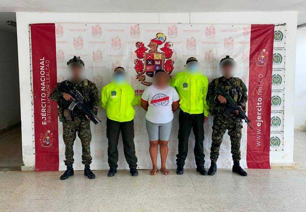 La mujer fue presentada ante las autoridades competentes para su judicialización. FOTO Cortesía Ejército