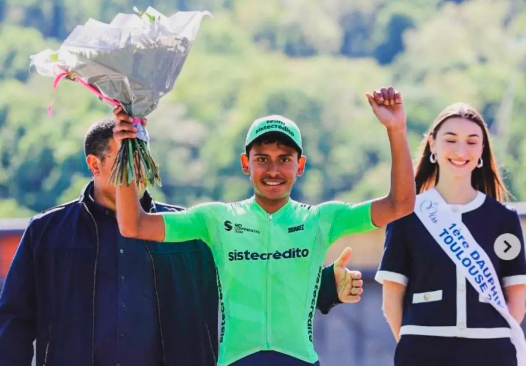 El colombiano Juan Felipe Rodríguez, del Team Sistecrédito, celebra su victoria en la cuarta etapa de la Ronde de l’Isard en Francia. FOTO TOMADA INSTAGRAM 
