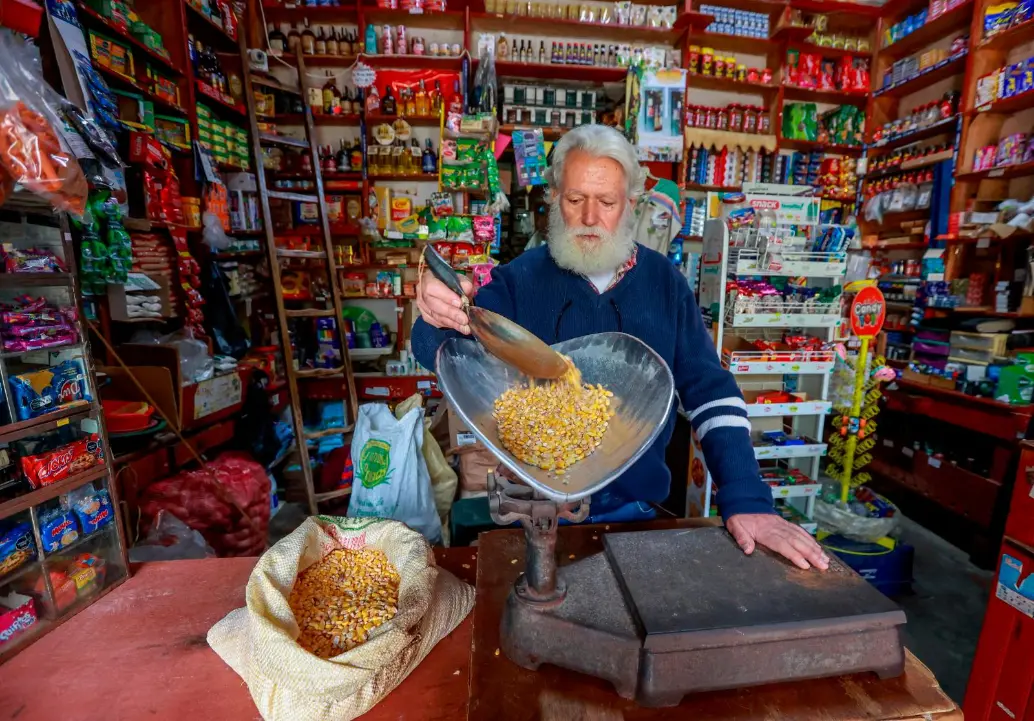 La fina pesa alemana que trajo don Pacho de uno de sus viajes todavía presta servicio para medir con precisión varios productos que se venden en el granero. FOTO Manuel Saldarriaga