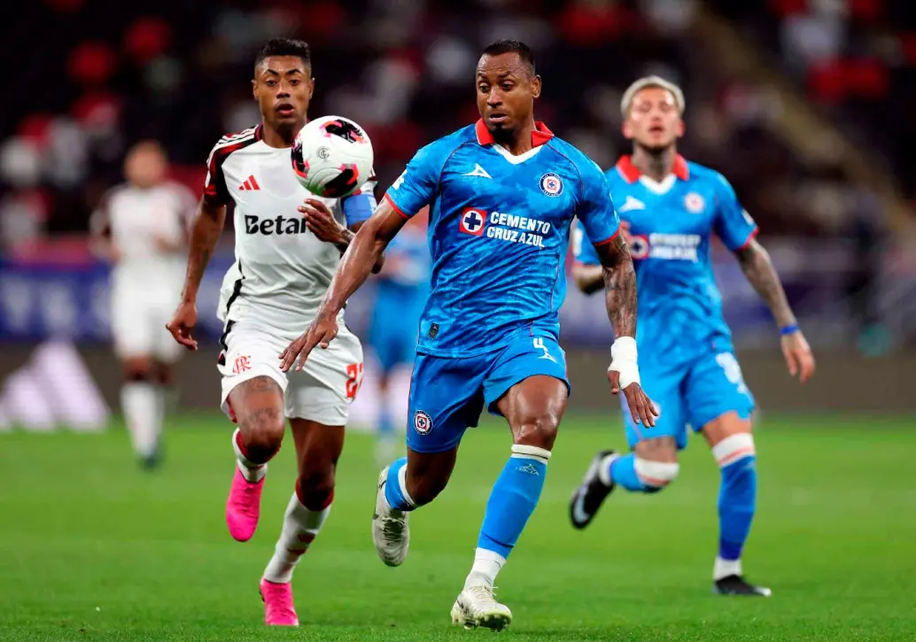 Los colombianos Willer Ditta (uniforme azul #4) y Jorge Carrascal, disputaron el Debi de las Américas entre Flamengo y Cruz Azul, fue ganado por el club brasileño, en Copa Intercontinental que se disputa en Catar. FOTO GETTY