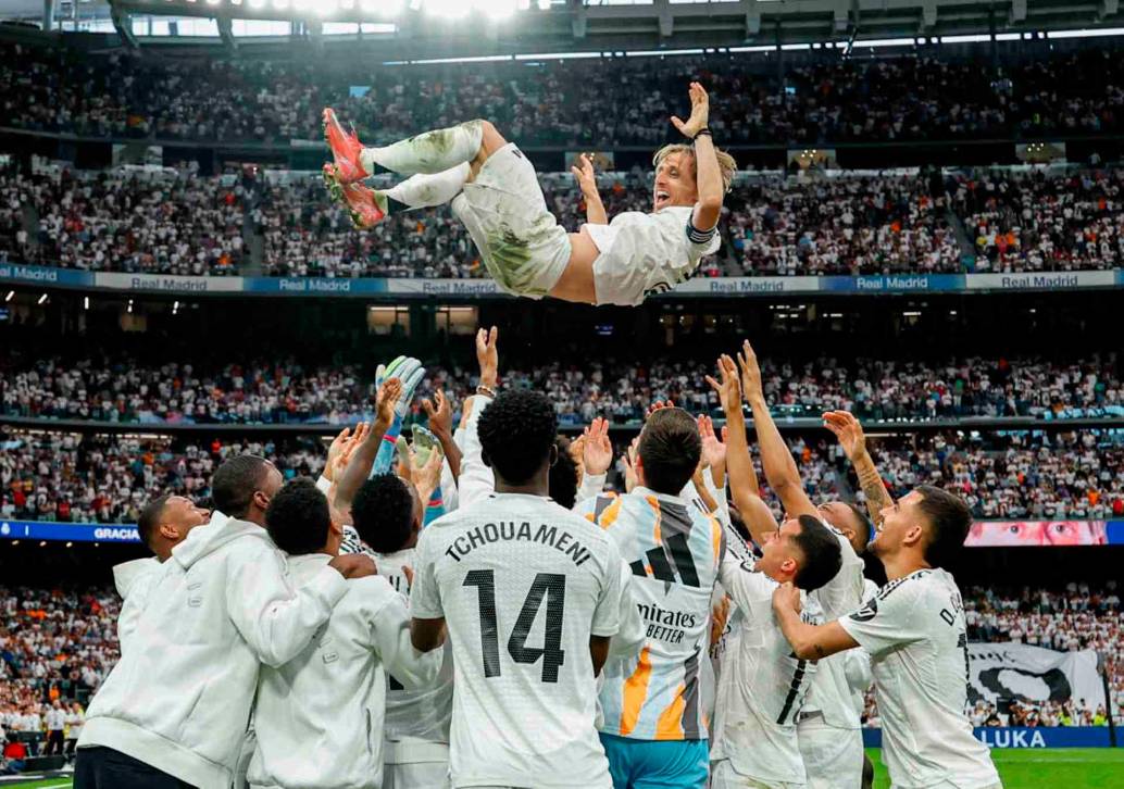 Los jugadores del Real Madrid despidieron a Luka Modric y el técnico Carlo Ancelotti, en el Santiago Bernabéu. FOTO TOMADA X@realmadrid