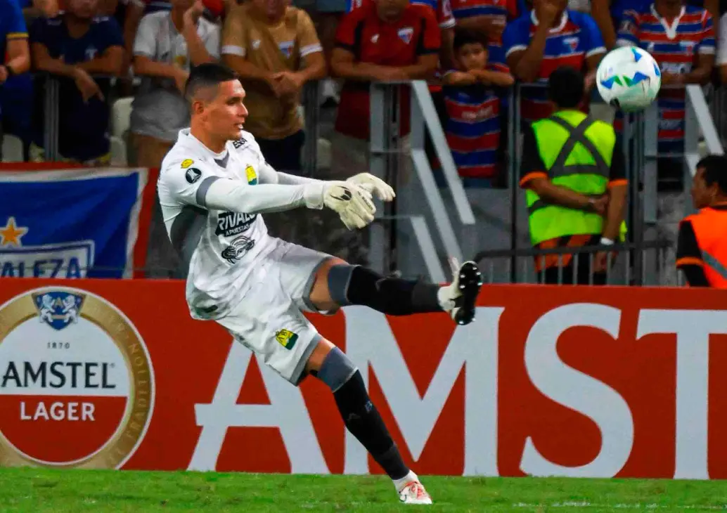 El arquero Aldair Quintana fue elegido como el jugador más valioso del Bucaramanga en el duelo ante Fortaleza en Brasil, por la quinta fecha del Grupo E de la Copa Libertadores. FOTO: Tomada de X @Atlético Bucaramanga 