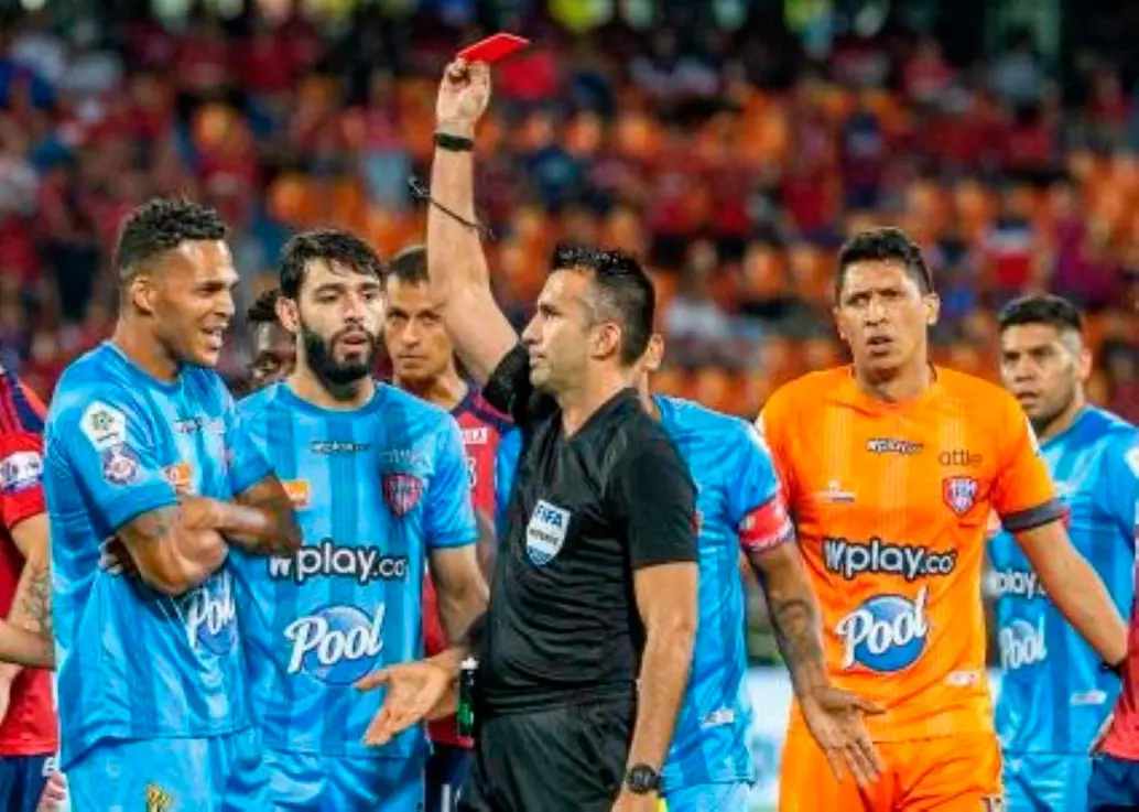 Árbitros como Carlos Betancur que es juez Fifa o los debutantes en la Liga están siendo cuestionados por algunas decisiones que han tomado en algunos compromisos de la Liga. FOTO ESNEYDER GUTIÉRREZ 