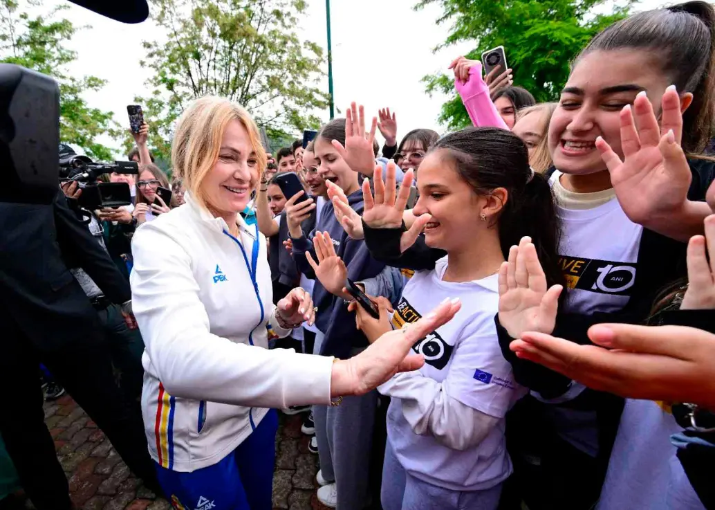La gimnasia rumana Nadia Comenaci saluda a las personas de la pequeña localidad rumana de Onesti, su ciudad natal tras su regreso a casa.<b> </b>FOTOS AFP