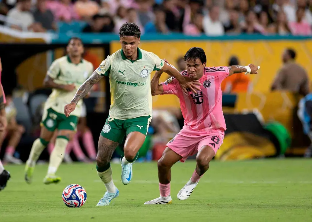 El colombiano Richard Ríos fue protagonista de una jugada polémica en el duelo entre Palmeiras y el Inter Miami, por un penal a su favor que no sancionaron. FOTO GETTY 
