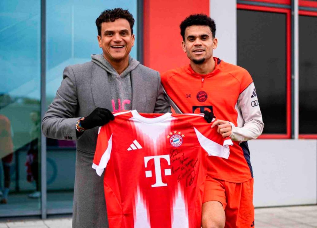 El cantante Silvestre Dangond junto a Luis Día quien le entregó una camiseta autografiada del Bayern Múnich. FOTO TOMADA X @LuisFDiaz19