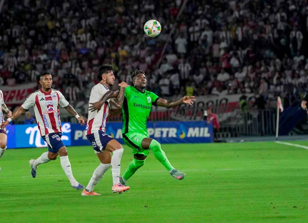 Nacional perdió 2-1 en su visita al Metropolitano. Por el verde marco Dairon Asprilla, pero el Junior remontó y lo ganó en el último minuto. FOTO CORTESÍA ATLÉTICO NACIONAL 