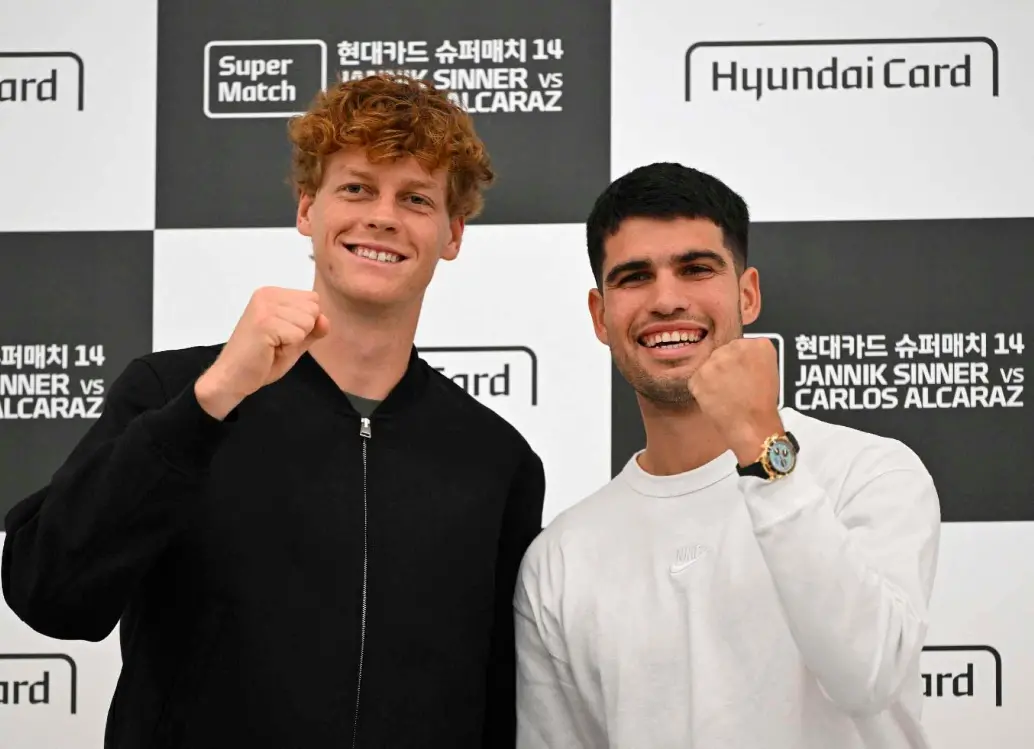 El italiano Jannik Sinner y el español Carlos Alcaraz harán una exhibición este sábado en Japón como preámbulo del Abierto de Australia. FOTO AFP