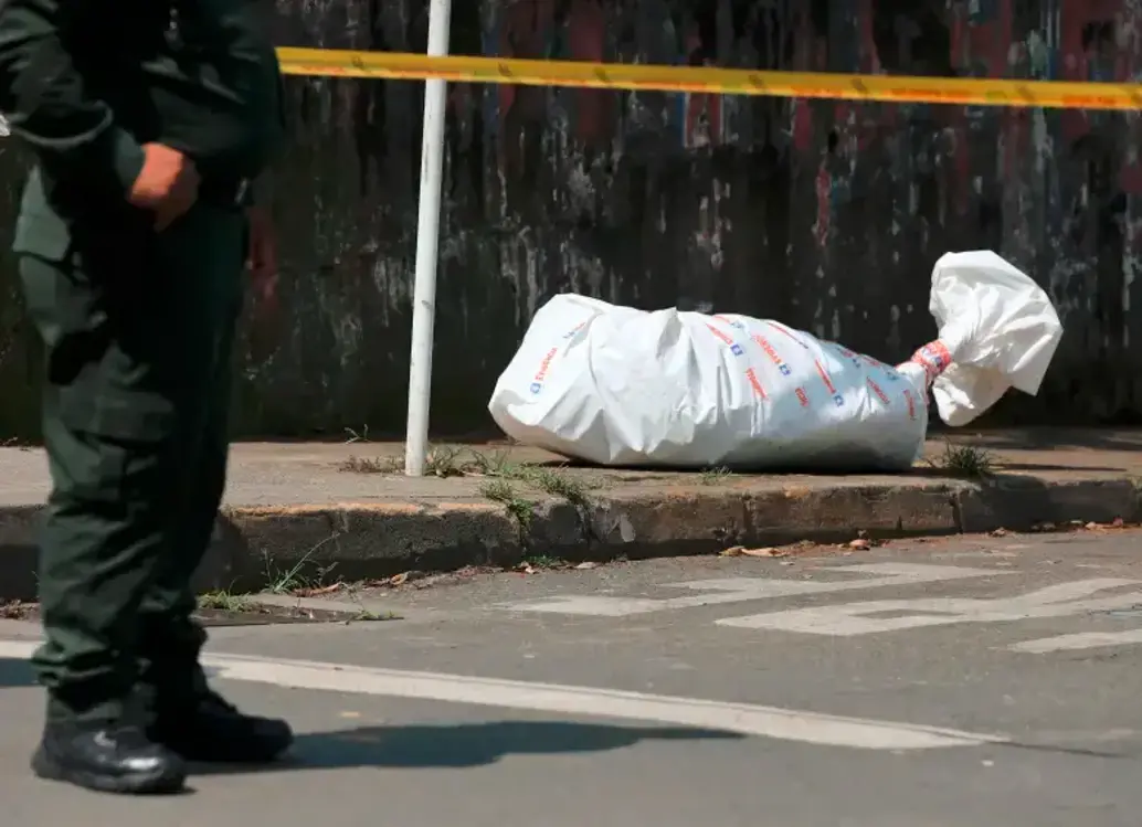 Los dos cuerpos de las víctimas, aunque en hechos aislados, fueron encontrados sobre vía pública. Imagen de referencia. FOTO EL COLOMBIANO