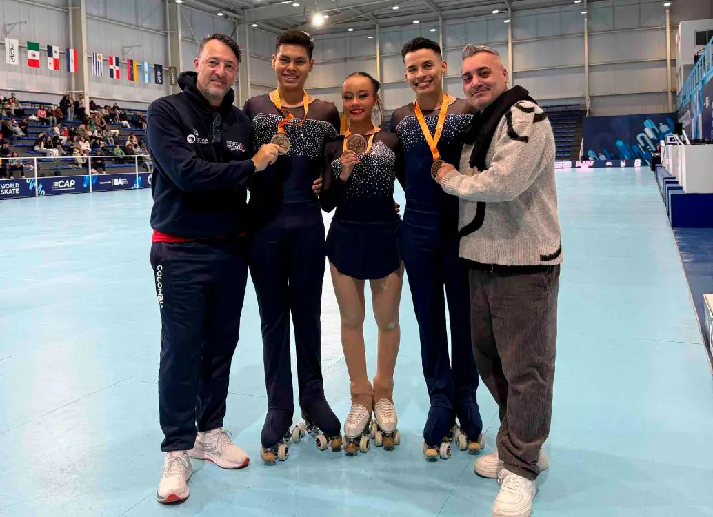 El técnico Enrique Da Matta, con los medallistas de Colombia: Jeshua Folleco Garzón, Hannah Castillo y Brayan Carreño. FOTO<b><span class="mln_uppercase_mln"> cortesía</span></b>