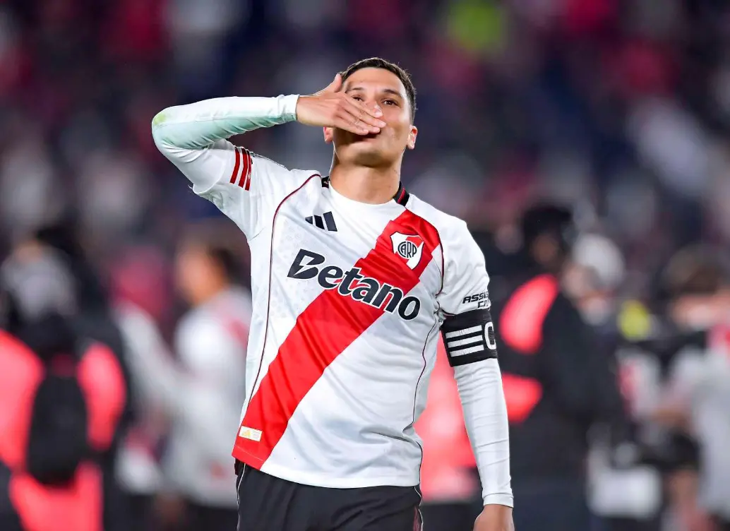 El volante antioqueño Juan Fernando Quintero celebró de manera muy emotiva la victoria de River Plate ante San Lorenzo, por penales, para el paso a los cuartos de final de Primera División en Argentina. FOTO GETTY 