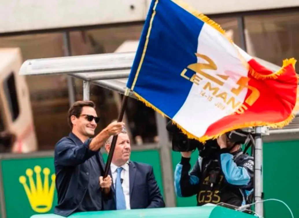 El exnúmero uno del Mundo del tenis, Roger Federer invitado de lujo para dar la salida en las 24 horas de Le Mans. FOTO TOMADA X 