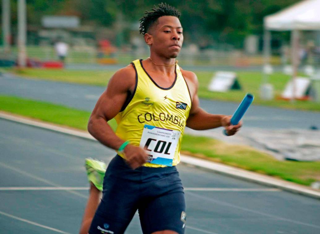 El antioqueño<b> </b>Deiner Guaitoto durante la prueba de relevo 4x100 en el que Colombia se quedó con la medalla de oro.<b> </b>FOTO CORTESÍA MINDEPORTE