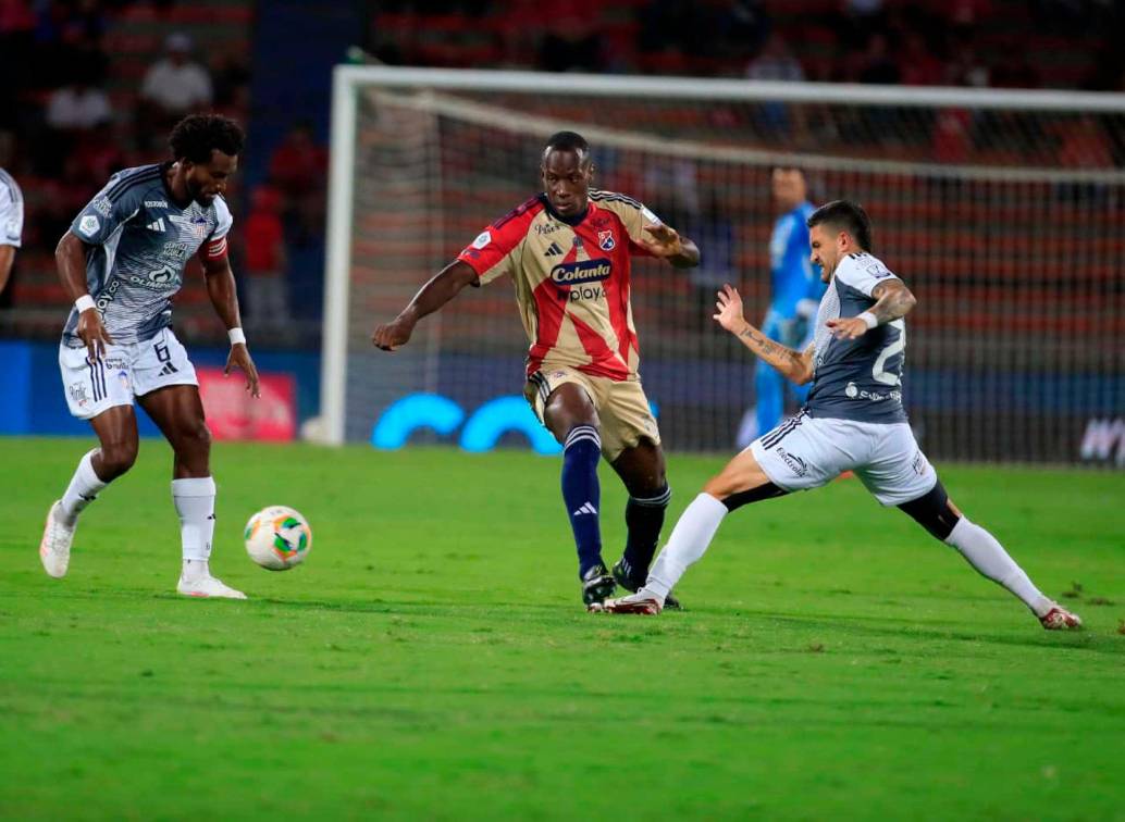 El DIM se mide a Junior en el estadio Atanasio Girardot por la fecha 12 de la Liga Betplay-2. FOTO JUAN ANTONIO SÁNCHEZ 