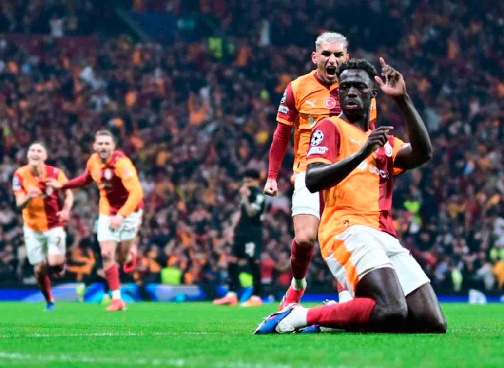 El colombiano Dávinson Sánchez, se lució con el Galatasaray en la victoria 5-2 ante Juventus, marcando uno de los goles. FOTO TOMADA X@GalatasaraySK