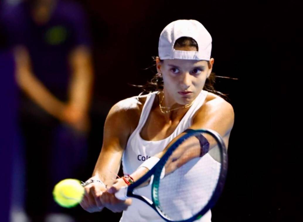 Emiliana Arango en acción en el Abierto de Guadalajara en el que ya es semifinalista. FOTO CORTESÍA FEDECOLTENIS